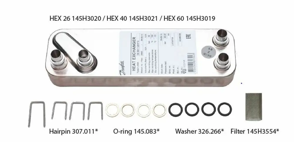 Wärmeübertrager von Danfoss mit Zubehörteilen wie O-Ringen, Filtern und Schrauben, angeordnet unter dem Hauptgerät im Bild.